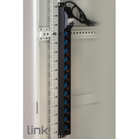 MULTIPRESA VERTICALE A 12 PORTE UNIVERSALI PER ARMADI RACK CON INTERRUTTORE MAGNETOTERMICO