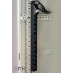 MULTIPRESA VERTICALE A 12 PORTE UNIVERSALI PER ARMADI RACK CON INTERRUTTORE MAGNETOTERMICO