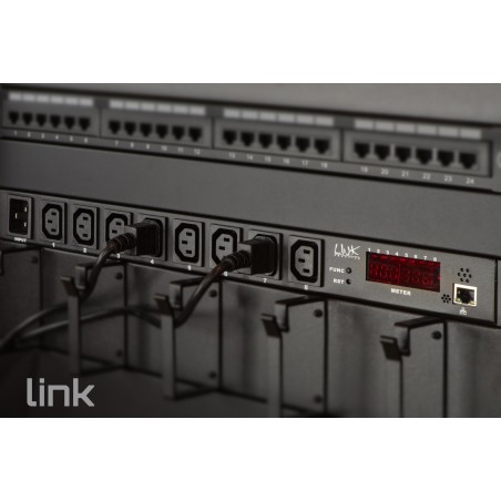 MULTIPRESA19" 8 PORTE IEC C13 FEMMINA CONTROLLO TRAMITE IP CON DISPLAY PER VOLT E AMPERE E SENSORI AMBIENTALI TEMPERATURA E UMID
